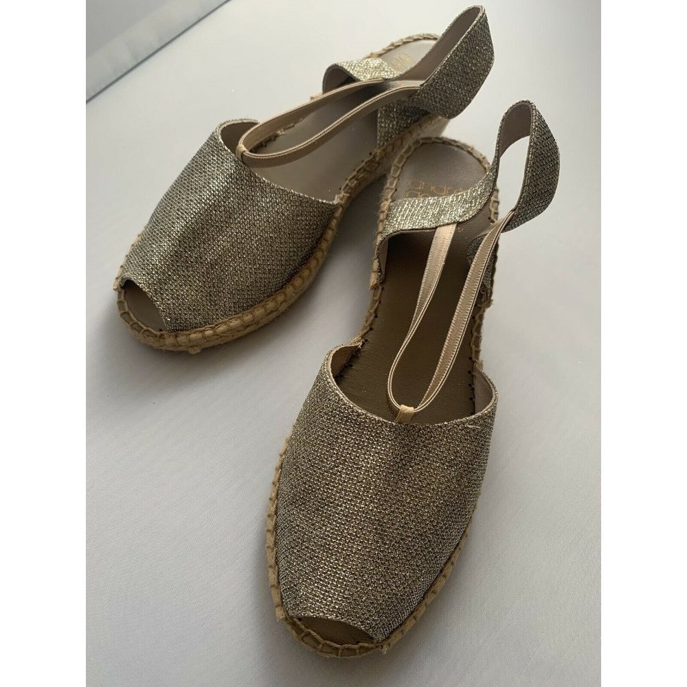 Andre Assous Womens Wedge Sandals Shoes 9 Beige Dainty Peep Toed Metallic